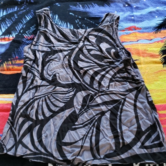 sleeveless blouse - Picture 3 of 3